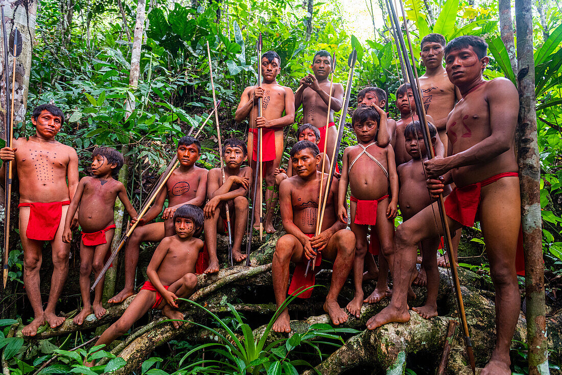 Mann vom Stamm der Yanomami steht im Dschungel, Südvenezuela, Südamerika
