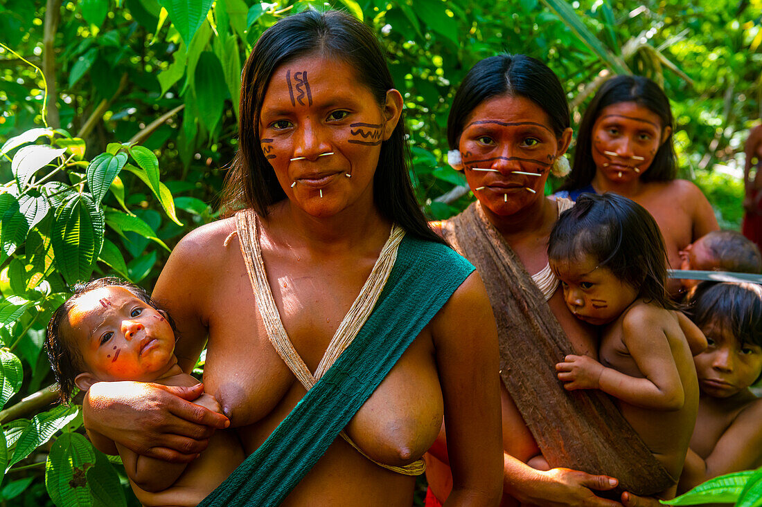 Frauen mit ihren Babys vom Yanomami-Stamm stehen im Dschungel, Südvenezuela, Südamerika