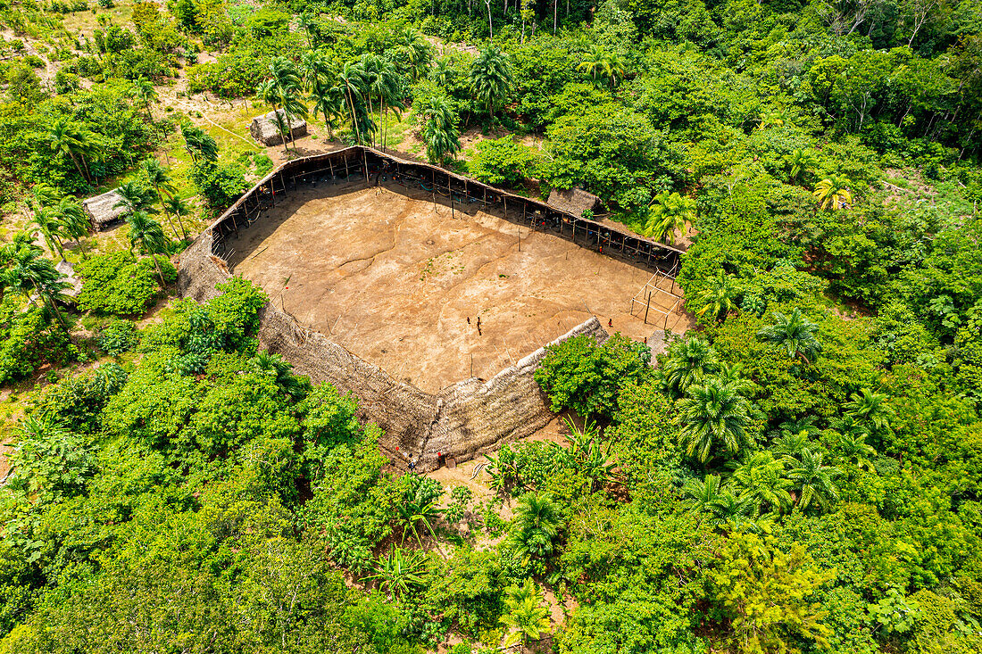 Luftaufnahme eines Shabono (Yanos), der traditionellen Gemeinschaftsbehausung der Yanomami-Stämme im Süden Venezuelas, Venezuela, Südamerika