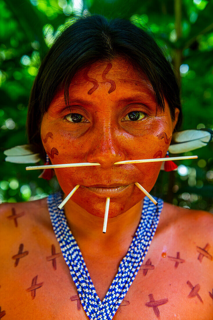 Frau mit Körperbemalung, Yanomami-Stamm, Südvenezuela, Südamerika