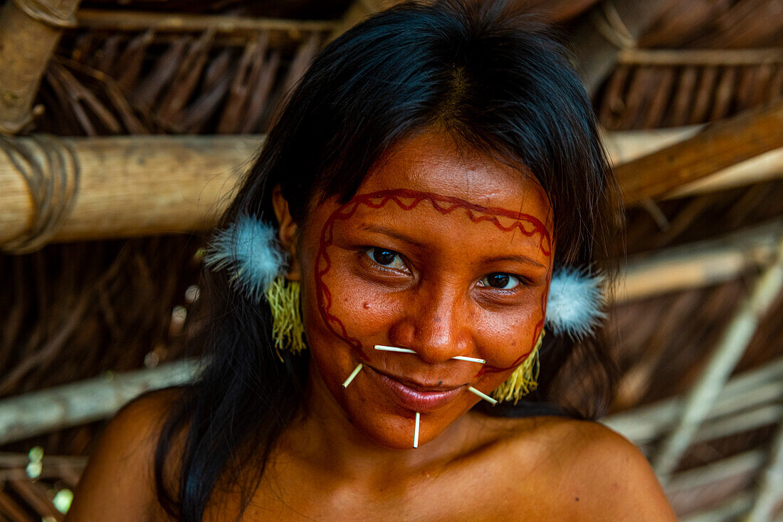 Hübsche junge Frau vom Stamm der Yanomami, Südvenezuela, Südamerika