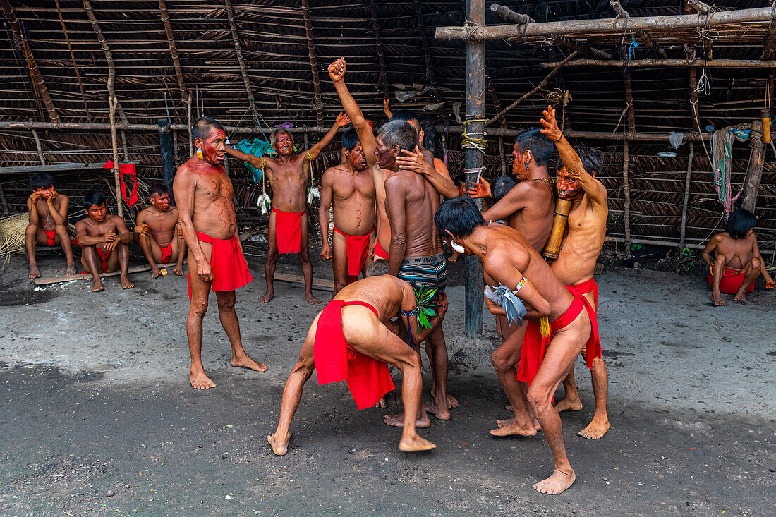 Schamanen des Yanomami-Stammes, die traditionelle Heilmethoden praktizieren, Südvenezuela, Südamerika