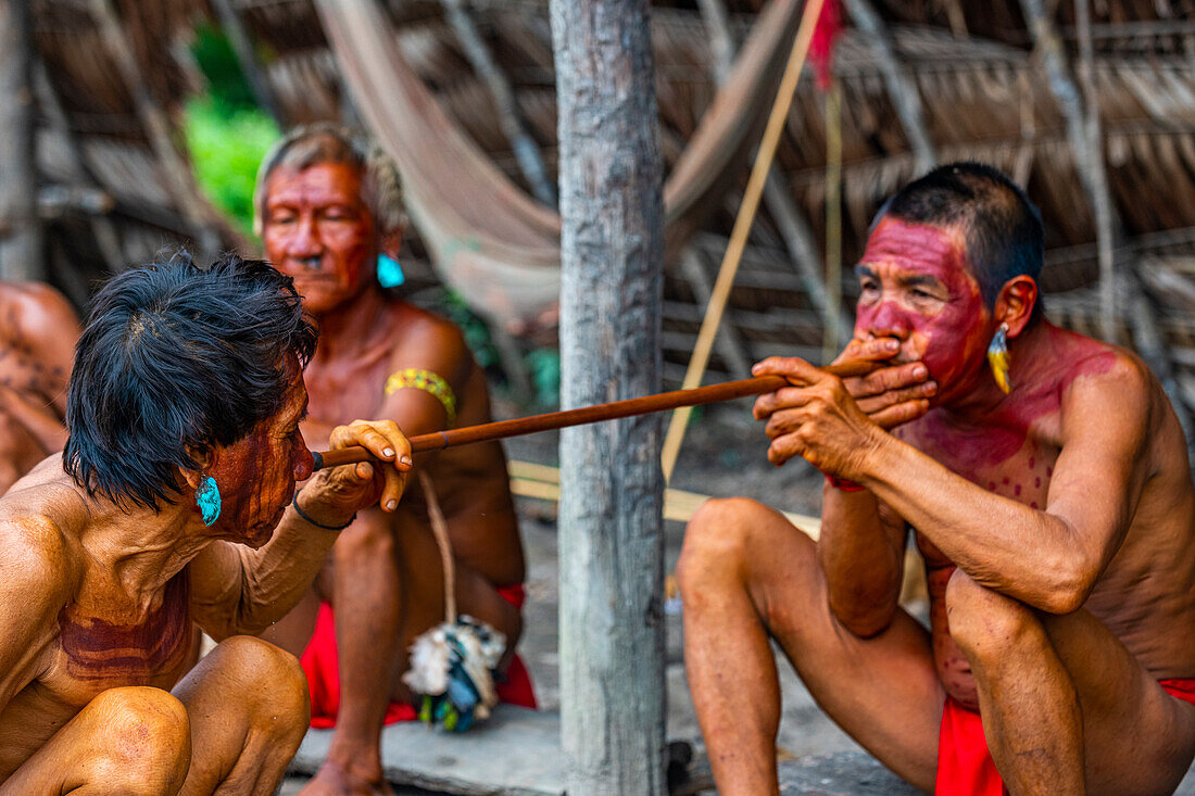 Schamanen des Yanomami-Stammes, die traditionelle Heilmethoden praktizieren, Südvenezuela, Südamerika