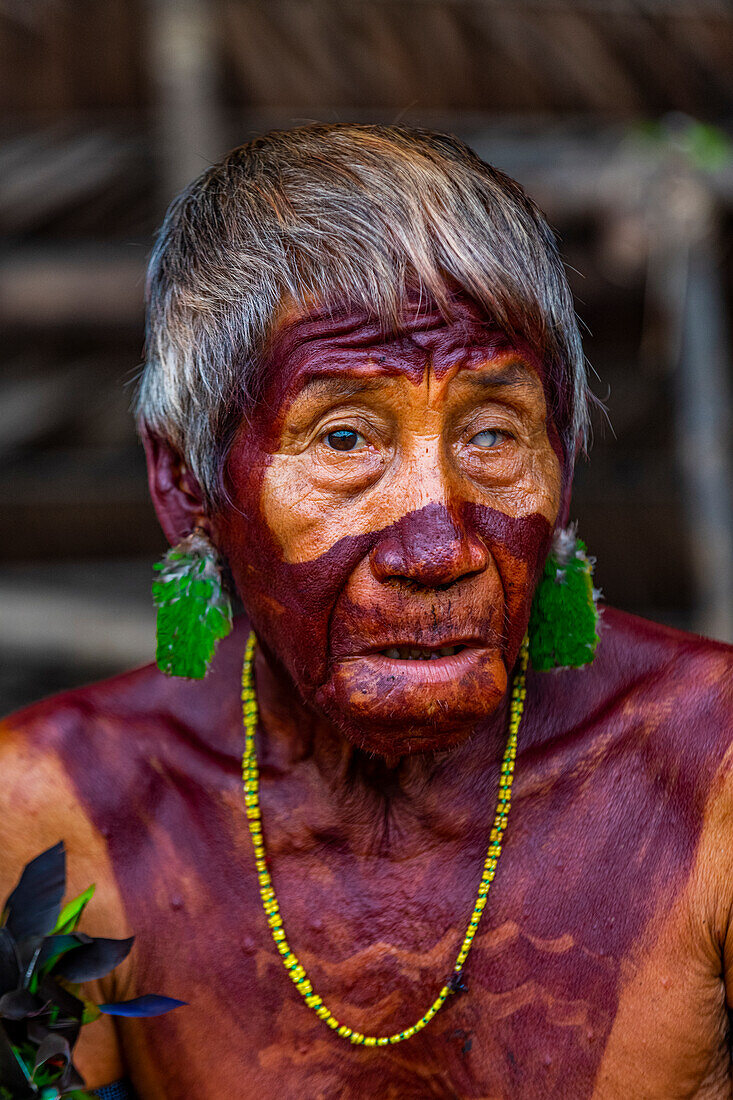Schamanen des Yanomami-Stammes bei der Ausübung traditioneller Heilmethoden, Südvenezuela, Südamerika