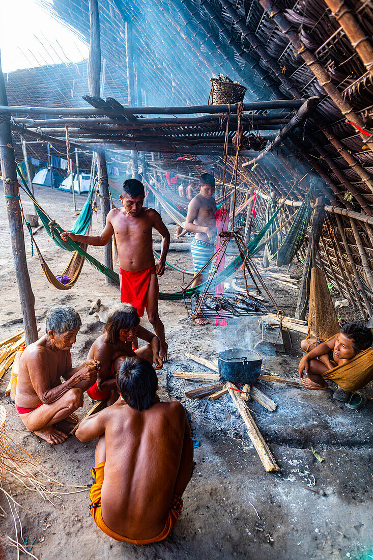 Yanomani-Stammesangehörige in ihrem traditionellen Shabono, rechteckiges Dach, Yanomami-Stamm, Südvenezuela, Südamerika