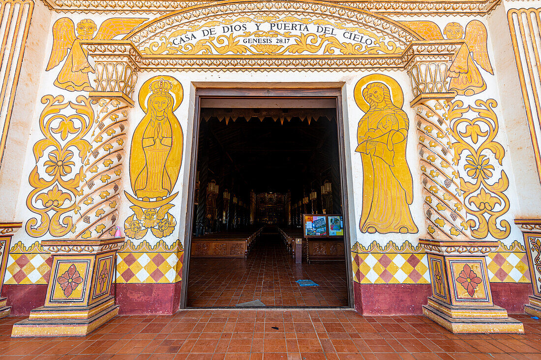 Frontportal der Mission von Concepcion, Jesuitenmissionen von Chiquitos, UNESCO-Weltkulturerbe, Departement Santa Cruz, Bolivien, Südamerika