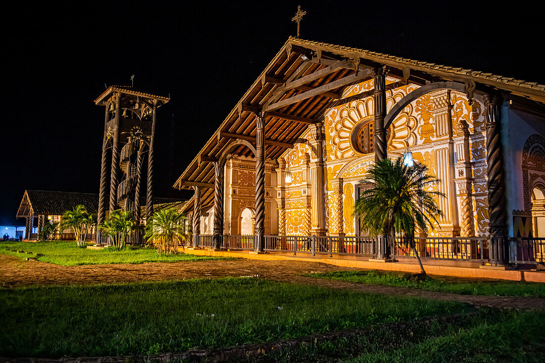 Frontportal der Mission von Concepcion bei Nacht, Jesuitenmissionen von Chiquitos, UNESCO-Weltkulturerbe, Departement Santa Cruz, Bolivien, Südamerika