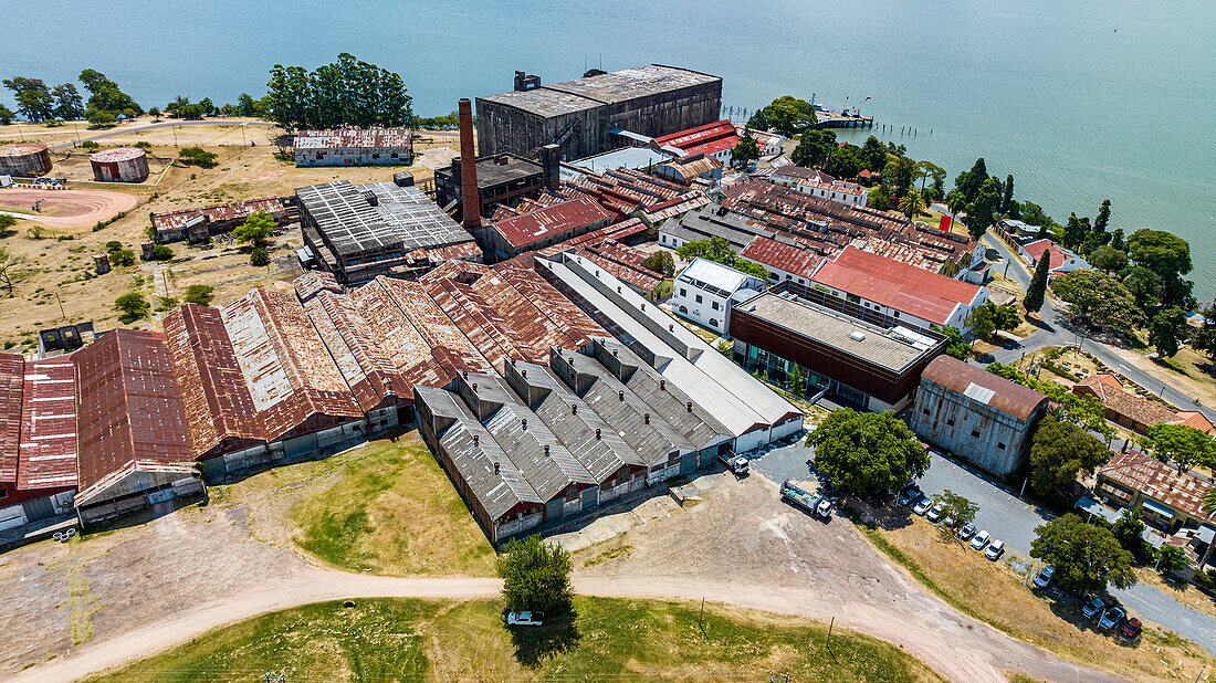 https://media01.stockfood.com/largepreviews/NDI4MjcyNDQw/13815240-Aerial-of-the-Fray-Bentos-Industrial-Landscape-UNESCO-World-Heritage-Site-Uruguay-South-America.jpg