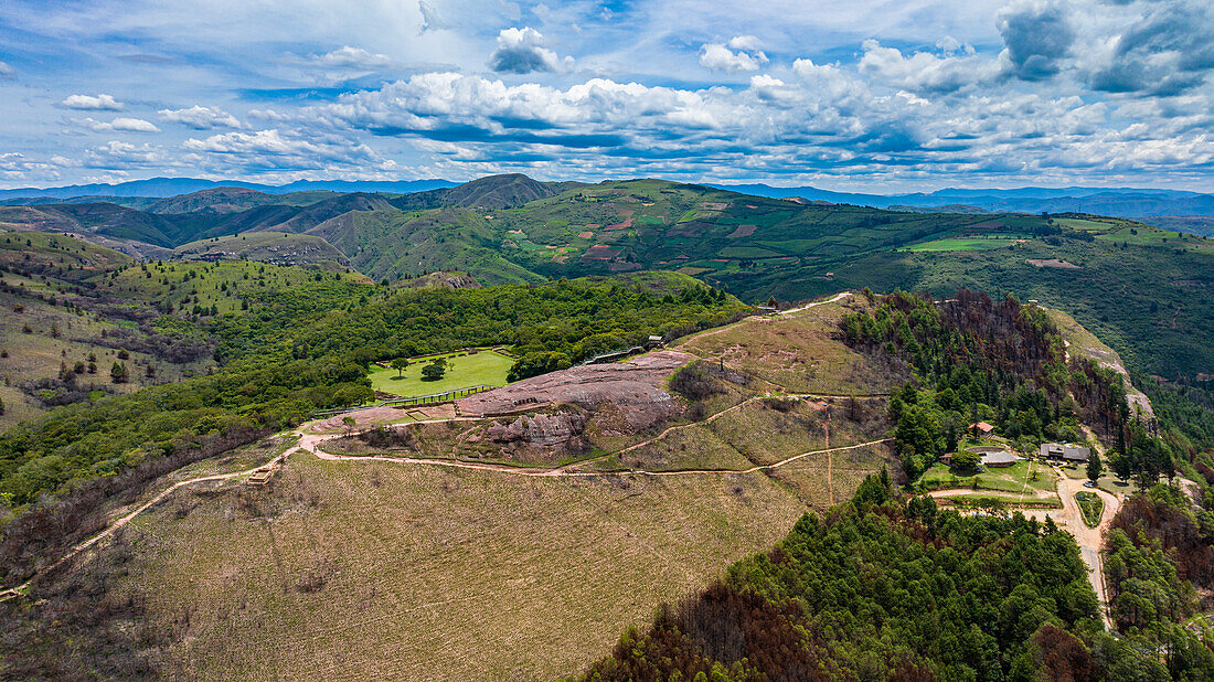 Luftaufnahme von El Fuerte de Samaipata, präkolumbianische archäologische Stätte, UNESCO-Weltkulturerbe, Departement Santa Cruz, Bolivien, Südamerika