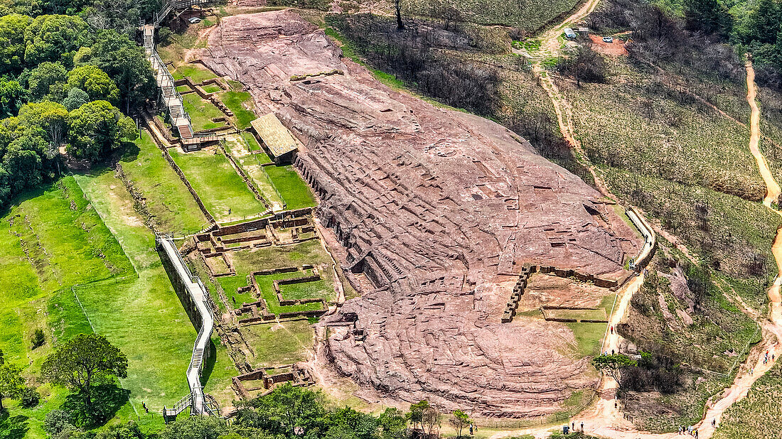 Luftaufnahme von El Fuerte de Samaipata, Präkolumbianische Ausgrabungsstätte, UNESCO-Weltkulturerbe, Departement Santa Cruz, Bolivien, Südamerika
