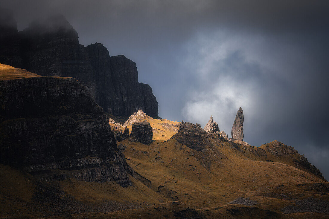 Der Berg Old Man of Storr auf der Isle of Skye, Innere Hebriden, Schottland, Vereinigtes Königreich, Europa