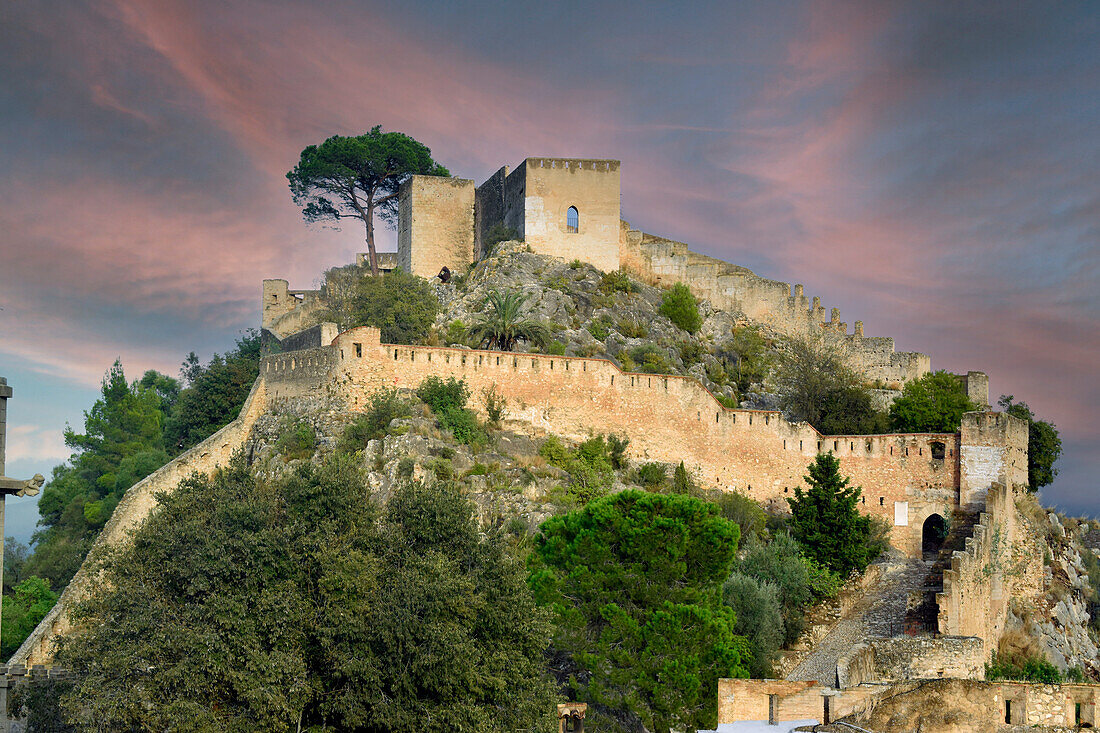 Burg Xativa in der Abenddämmerung, 310 Meter über der heutigen Stadt, Xativa, Valencia, Spanien, Europa