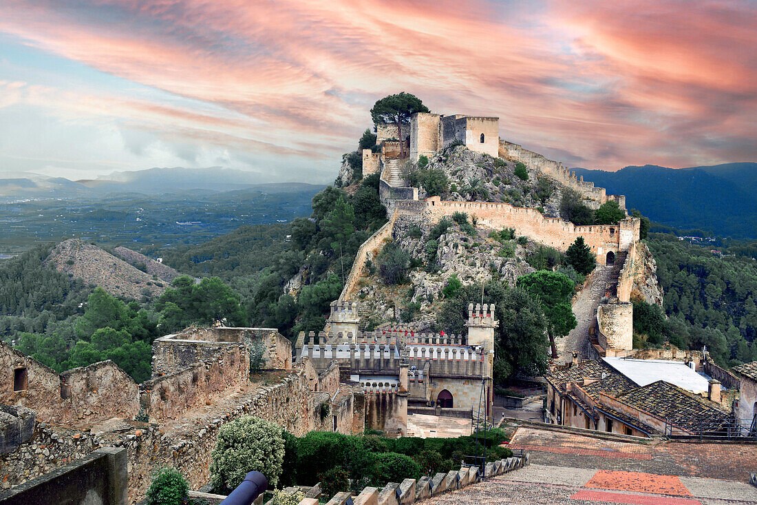 Burg Xativa in der Abenddämmerung, auf einer Höhe von 310 Metern über der heutigen Stadt, Xativa, Valencia, Spanien, Europa