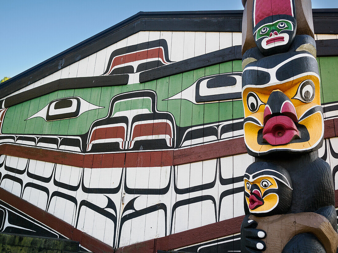 First Nations totem pole and Big House, Thunderbird Park, Vancouver Island, next to the Royal British Columbia Museum, Victoria, British Columbia, Canada, North America