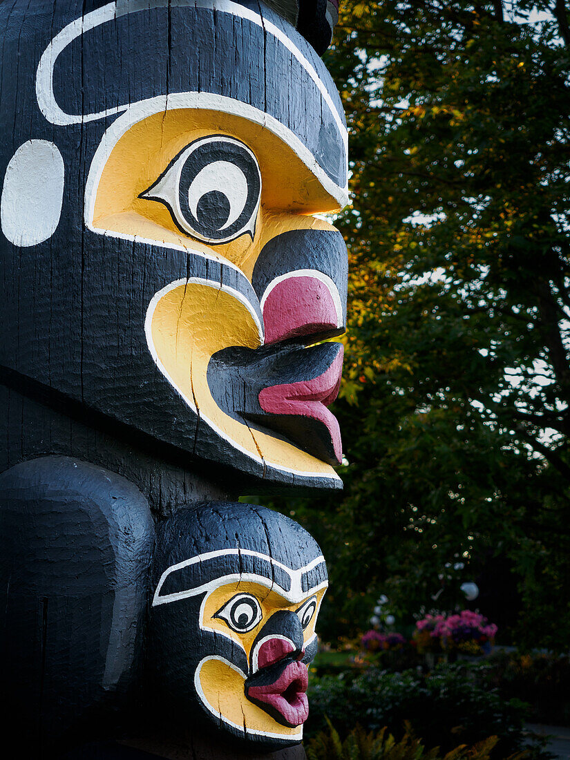 Totempfähle der Ureinwohner, Thunderbird Park, Vancouver Island, neben dem Royal British Columbia Museum, Victoria, British Columbia, Kanada, Nordamerika