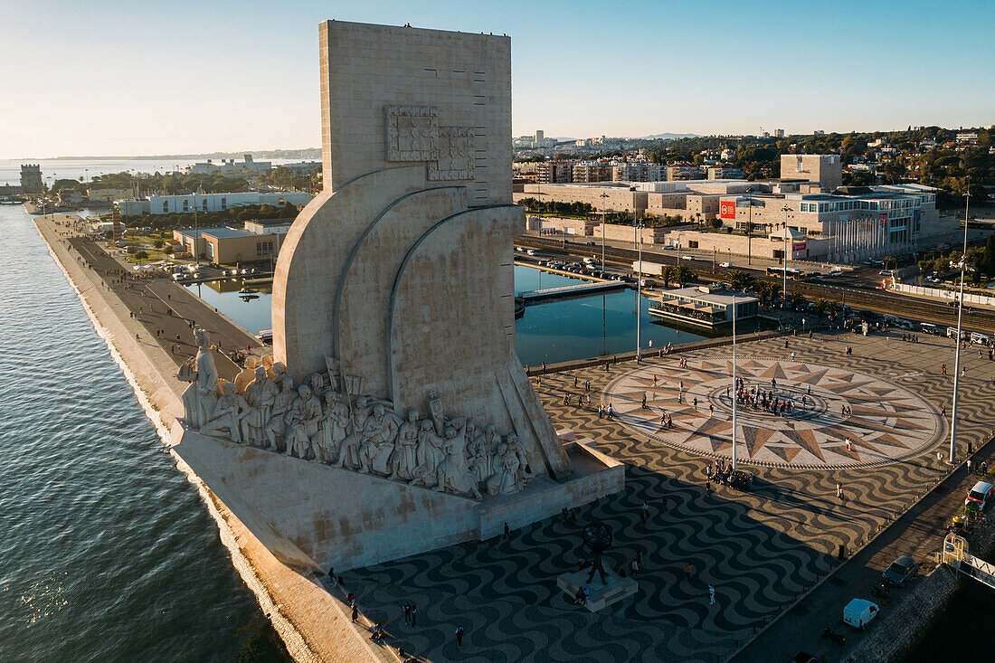 Luftaufnahme des Padrao dos Descobrimentos (Denkmal der Entdeckungen), ein Denkmal am Nordufer der Tejo-Mündung, Belem, Lissabon, Portugal, Europa