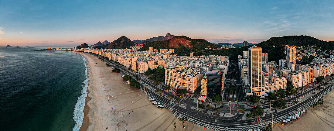 Drohnenaufnahme des Copacabana-Strandes und der städtischen Umgebung bei Sonnenaufgang, UNESCO-Weltkulturerbe, Rio de Janeiro, Brasilien, Südamerika