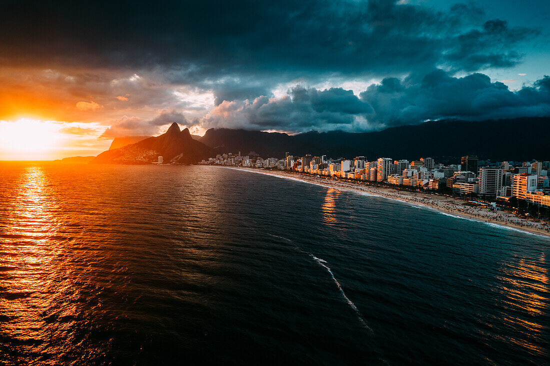 Drohnenaufnahme der Strände Ipanema und Leblon bei Sonnenuntergang, Rio de Janeiro, Brasilien, Südamerika