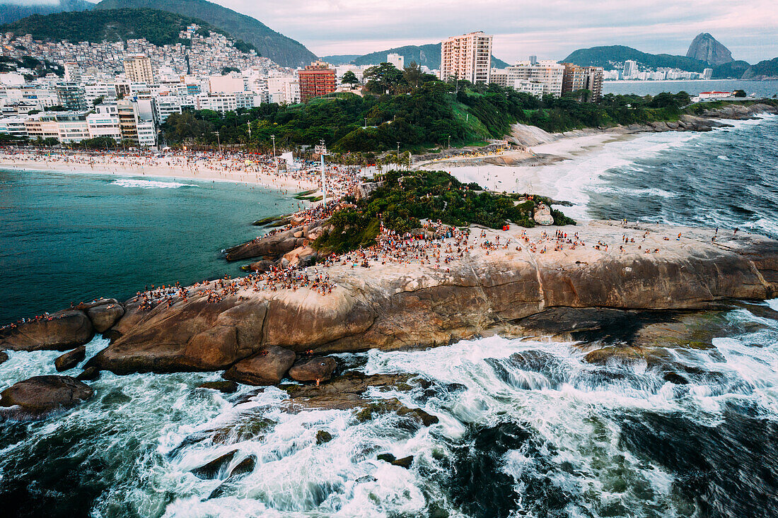 Drohnenaufnahme des Arpoador-Felsens am Strand von Ipanema, mit Praia Vermelha rechts im Bild, Rio de Janeiro, Brasilien, Südamerika