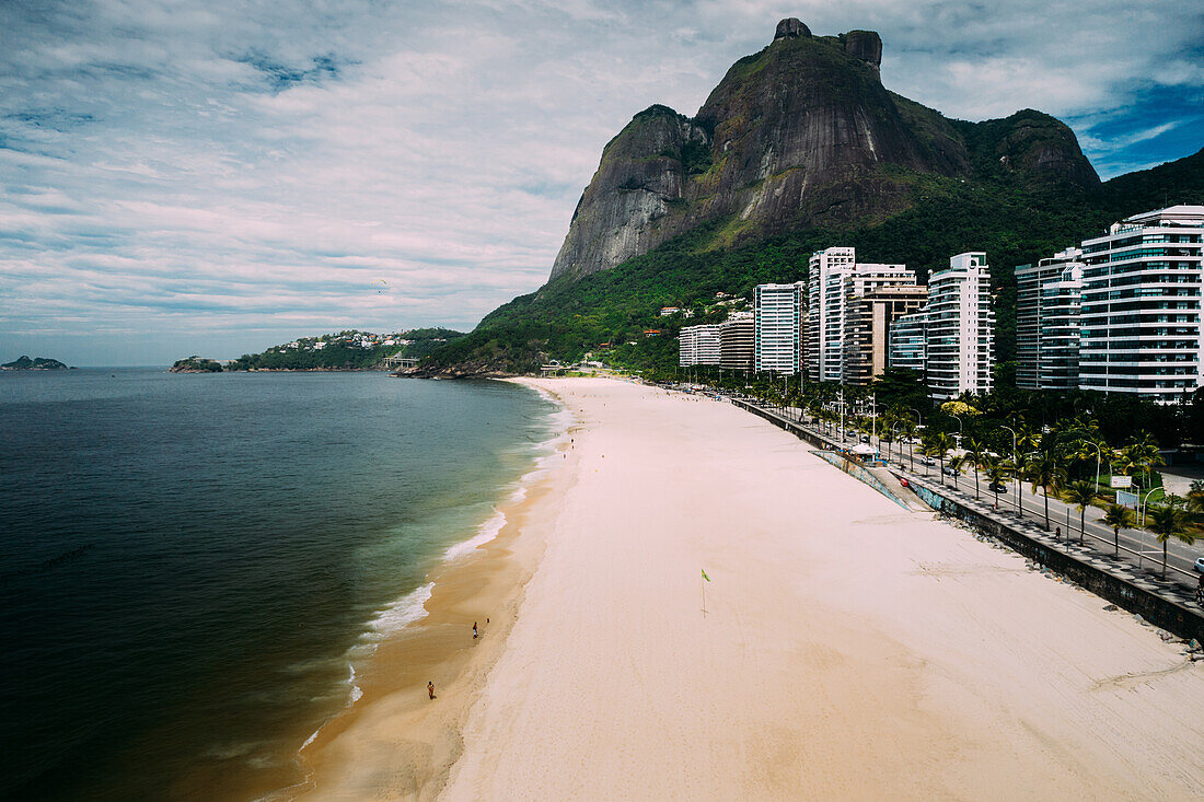 Luftaufnahme von luxuriösen Wohngebäuden in Sao Conrado, neben dem Gavea-Strand mit Pedra da Gavea am anderen Ende, Rio de Janeiro, Brasilien, Südamerika