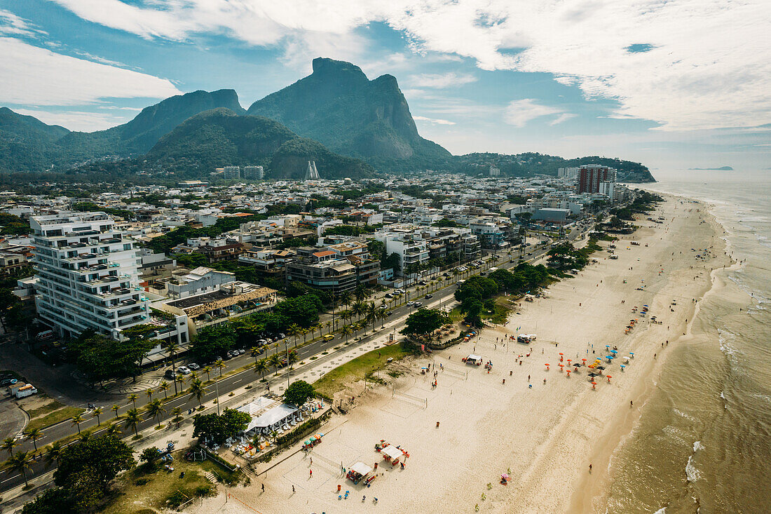 Luftaufnahme von Pepe Beach und Pedra da Gavea im Bezirk Barra da Tijuca, einem westlichen Stadtteil von Rio de Janeiro, Brasilien, Südamerika
