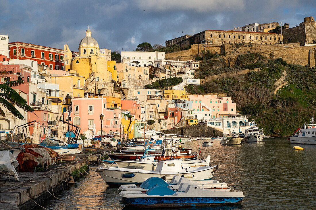 Wunderschöne italienische Insel Procida, berühmt für ihren farbenfrohen Yachthafen, winzige Gassen und viele Strände, Procida, Flegreische Inseln, Kampanien, Italien, Europa