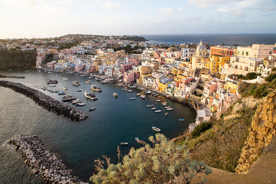 Die wunderschöne italienische Insel Procida, berühmt für ihren farbenfrohen Yachthafen, die engen Gassen und die vielen Strände, Procida, Flegreische Inseln, Kampanien, Italien, Europa