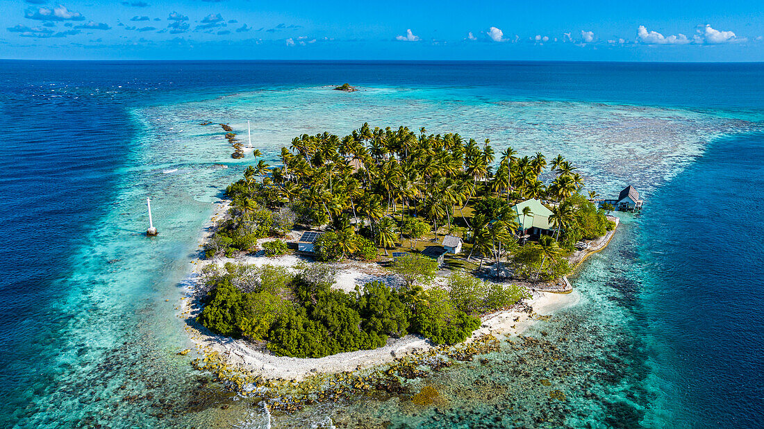 Luftaufnahme einer kleinen Insel am Avatoru-Pass, Rangiroa-Atoll, Tuamotus, Französisch-Polynesien, Südpazifik, Pazifik