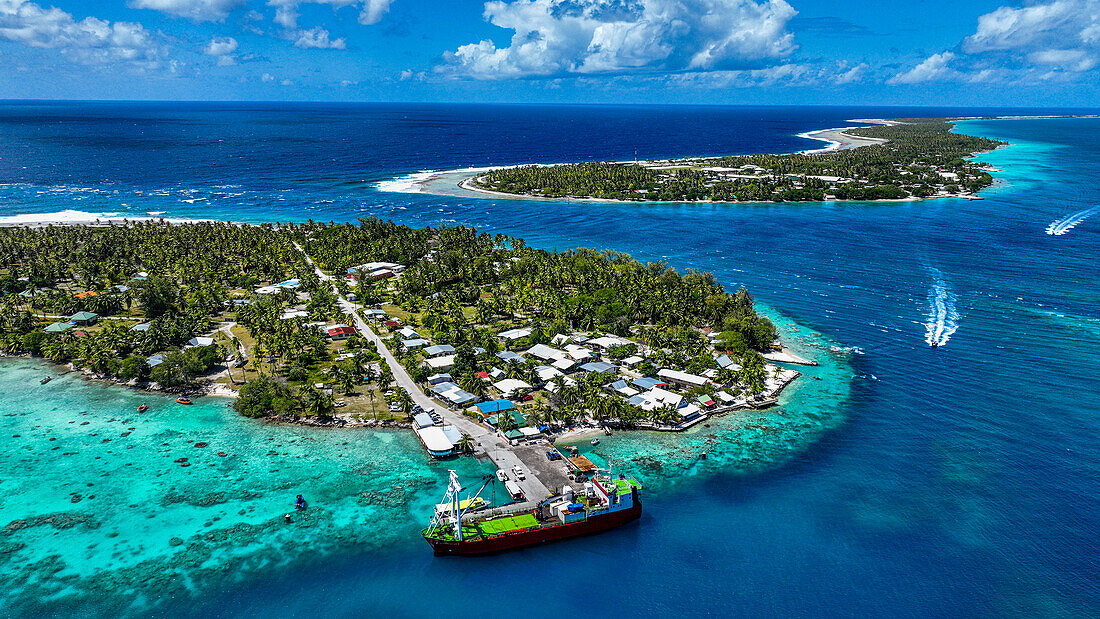 Luftaufnahme des Rangiroa-Atolls und des Tiputa-Passes, Tuamotus, Französisch-Polynesien, Südpazifik, Pazifik