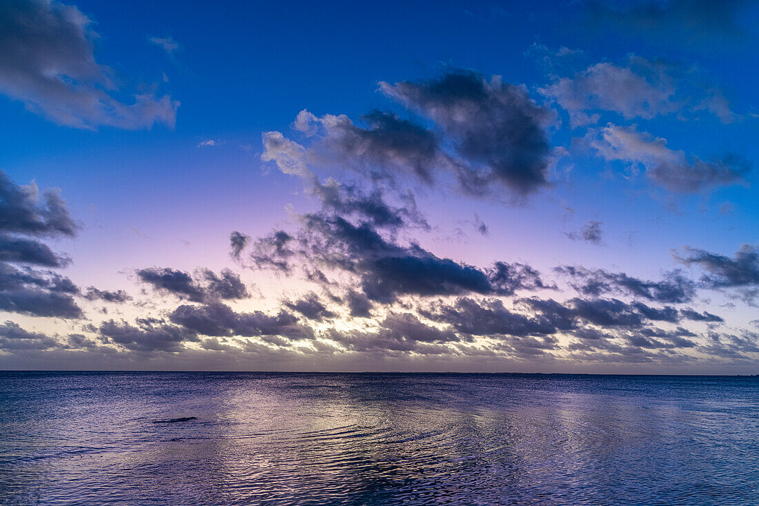 Sonnenuntergang über der Lagune von Fakarava, Tuamotu-Archipel, Französisch-Polynesien, Südpazifik, Pazifik