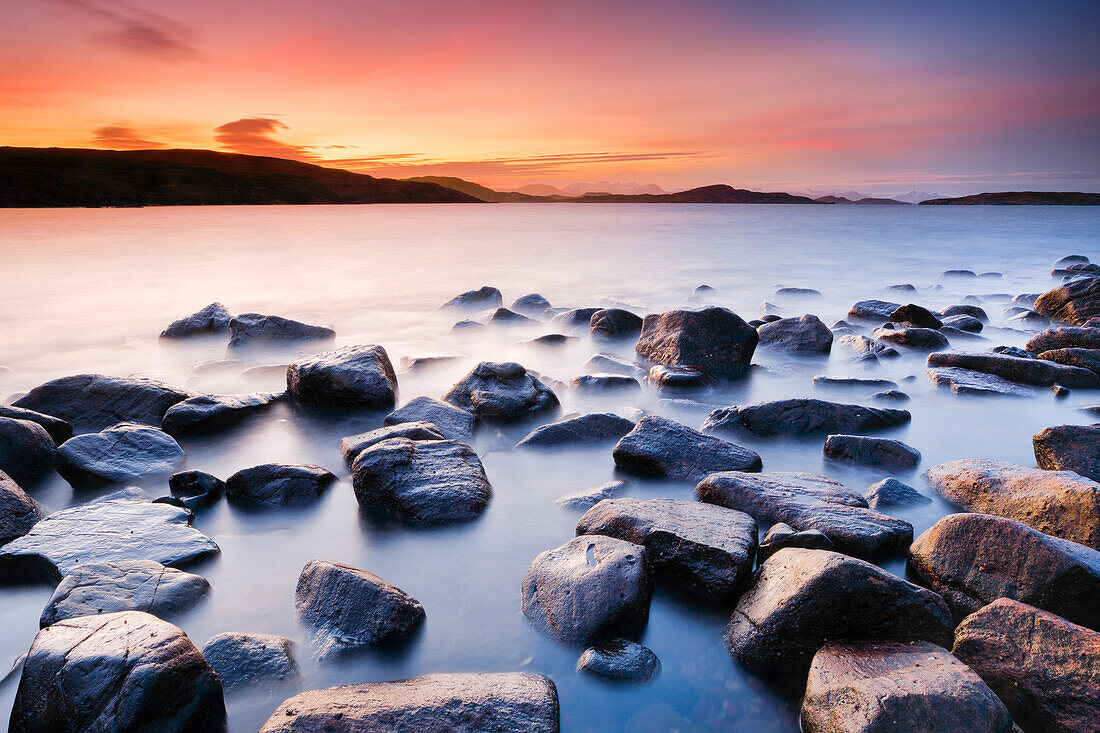 Blick auf die felsige Reiff Bay bei Sonnenaufgang mit den Summer Isles im Hintergrund, an der Küste von Nordwest-Schottland, Highland, Schottland, Vereinigtes Königreich, Europa