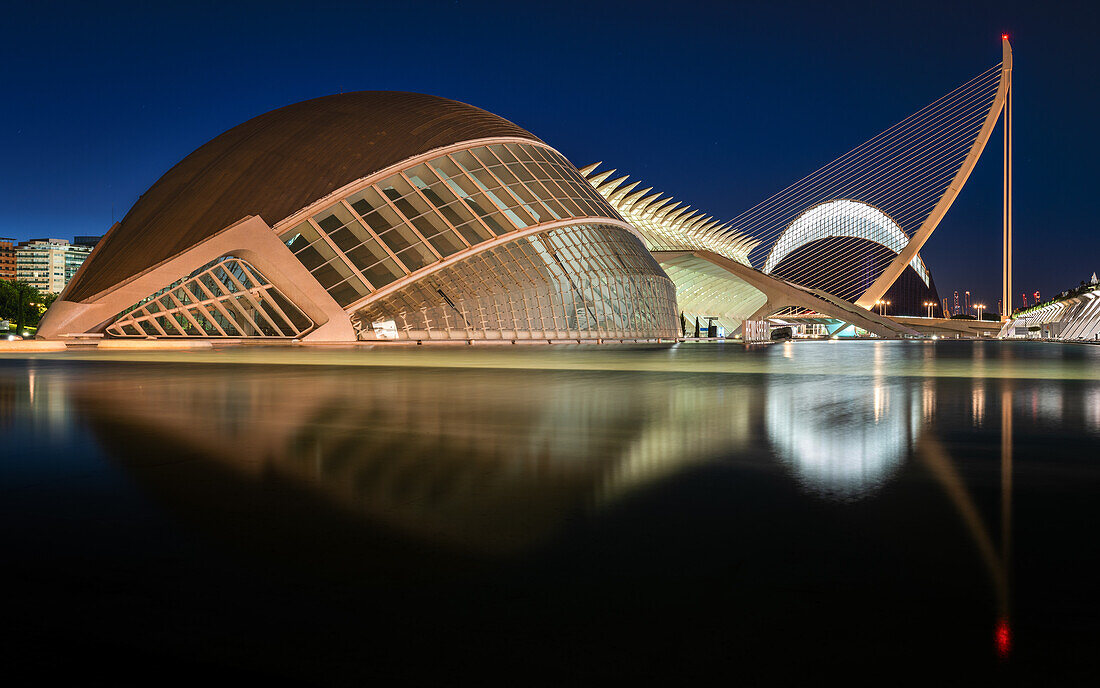 Hemisferic, Stadt der Künste und der Wissenschaften zur blauen Stunde, Valencia, Spanien, Europa