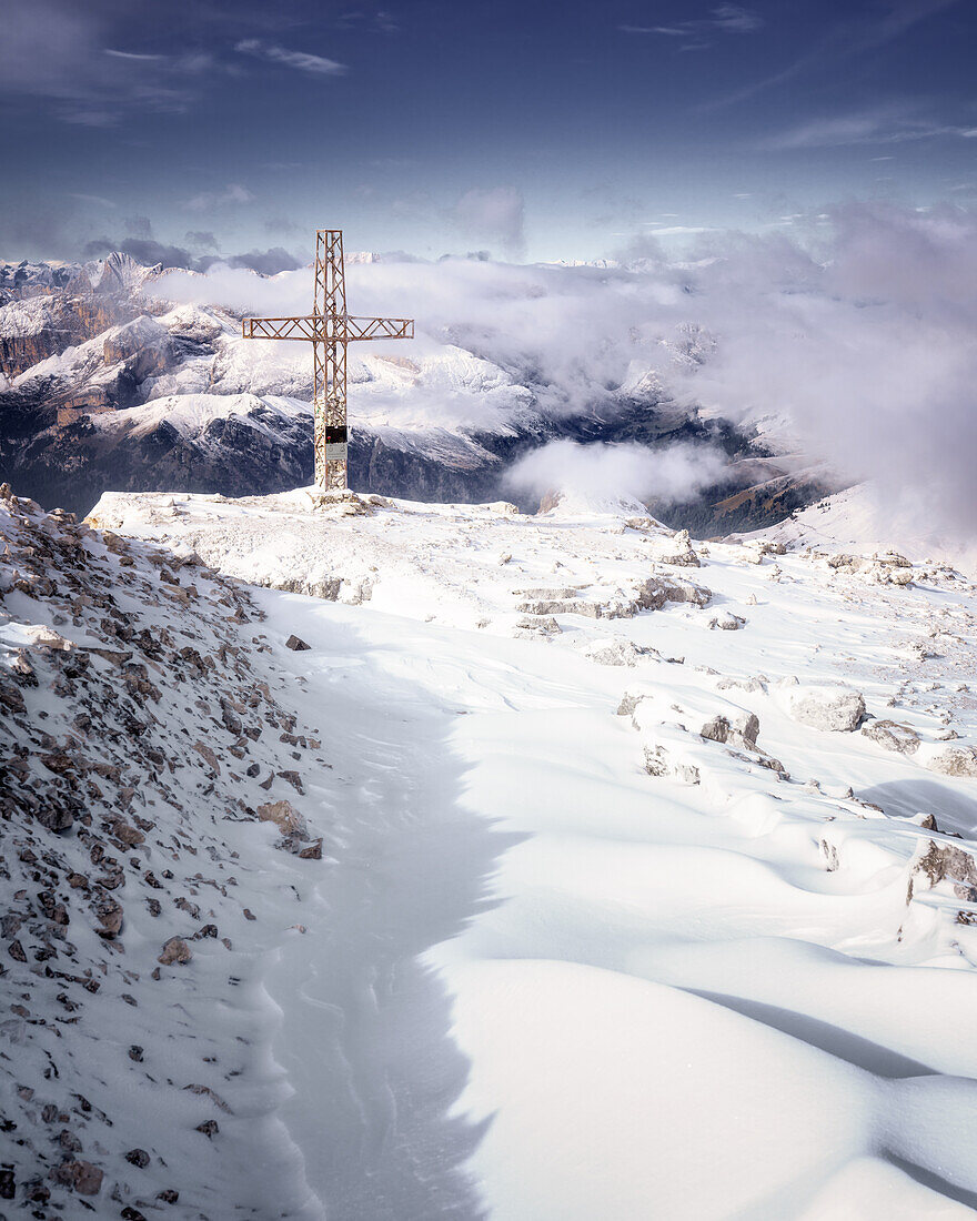 Gipfel des Sass Pordoi im Schnee, Dolomiten, Trient, Italien, Europa