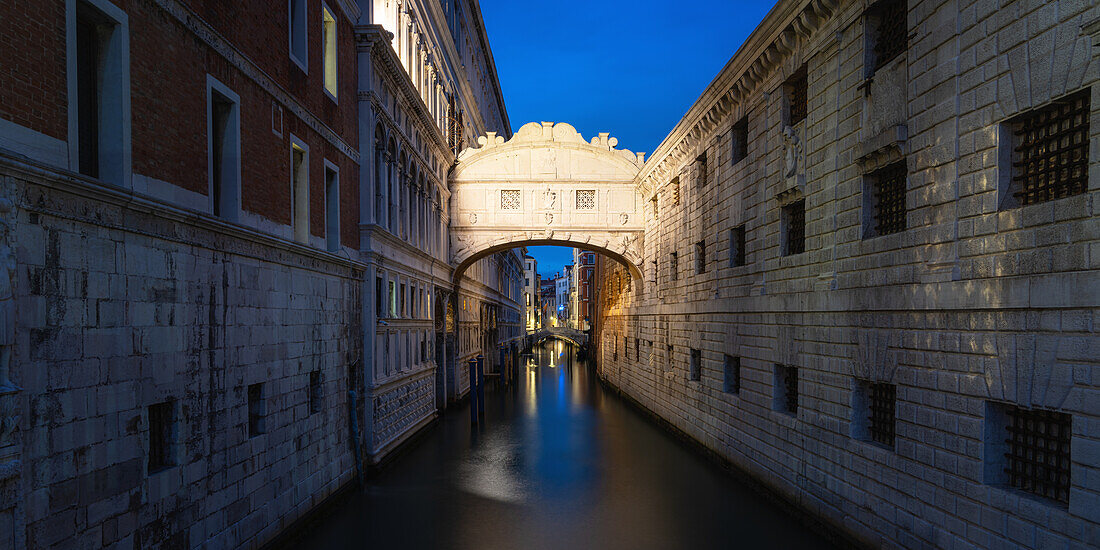 Bridge of Sighs at blue hour, Venice, UNESCO World Heritage Site, Veneto, Italy, Europe