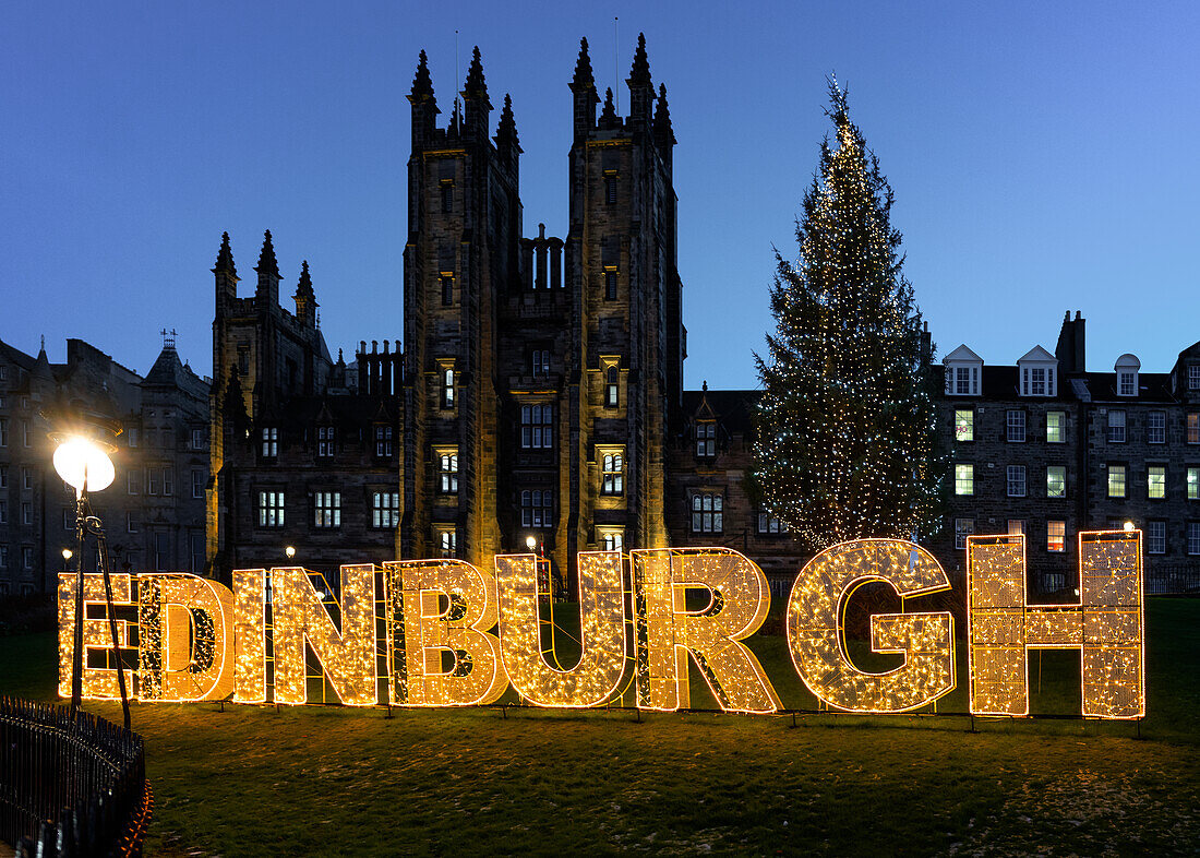 Edinburgh Weihnachtsbaum und Schild vor dem New College, the Mound, Edinburgh, Schottland, Vereinigtes Königreich, Europa
