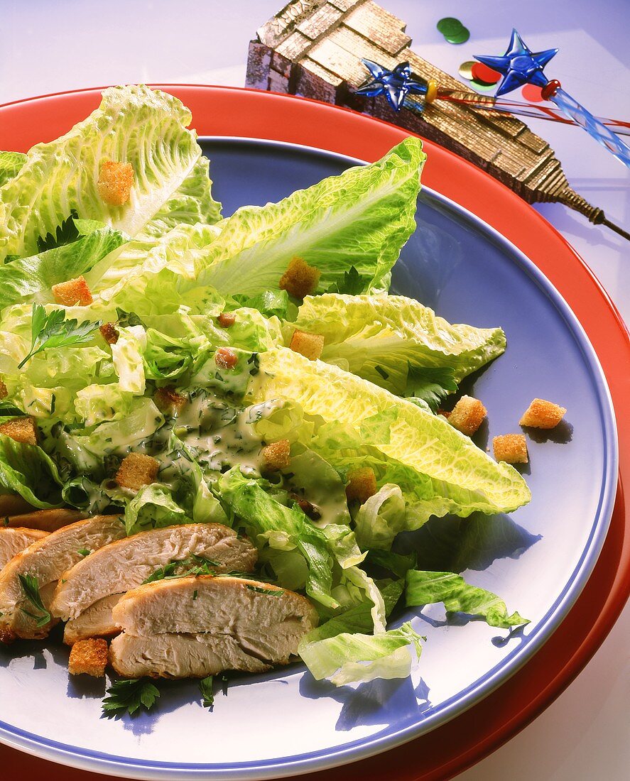 Caesars Salad (Romanasalat) mit Hähnchenbrust & Croûtons