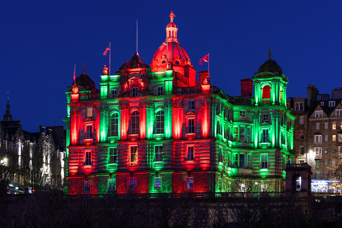 Der zu Weihnachten beleuchtete Hügel, Edinburgh, Schottland, Vereinigtes Königreich, Europa