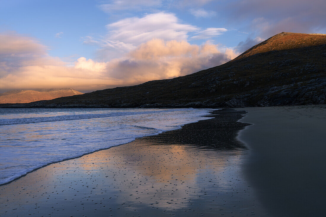 Strand von Luskentyre bei Sonnenuntergang, Isle of Harris, Äußere Hebriden, Schottland, Vereinigtes Königreich, Europa