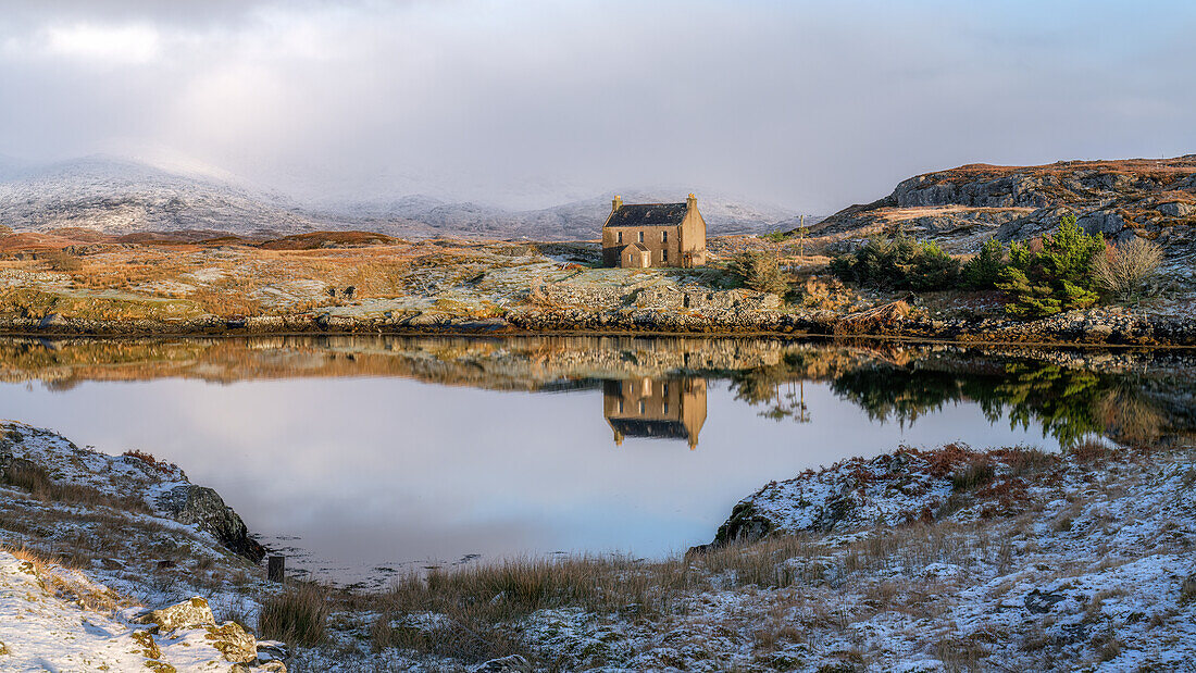 Verlassenes Haus, das sich an einem Wintertag im See spiegelt, Isle of Harris, Äußere Hebriden, Schottland, Vereinigtes Königreich, Europa