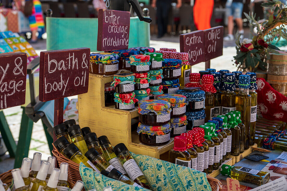 Lokale Produkte zum Verkauf in der Altstadt, Dubrovnik, Dalmatinische Küste, Kroatien, Europa