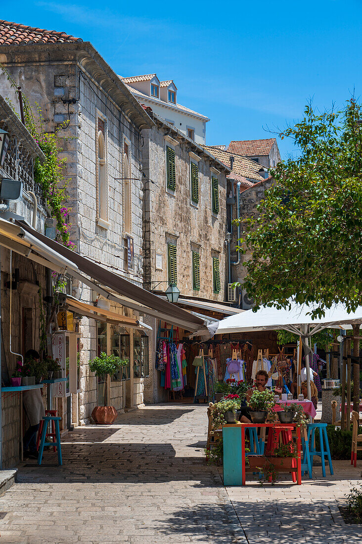 Typische Straßenansicht von Cavtat am Adriatischen Meer, Cavtat, Dubrovnik Riviera, Kroatien, Europa