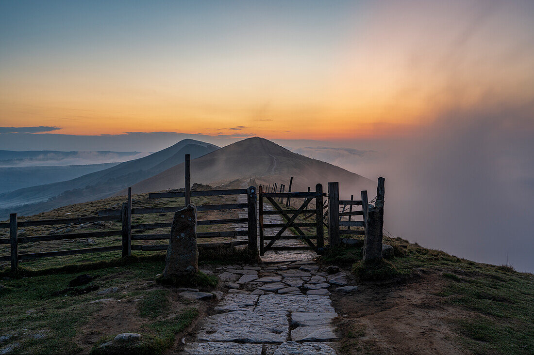 Tor zu The Great Ridge mit Wolkeninversion, The Great Ridge, Mam Tor, Peak District, Derbyshire, England, Vereinigtes Königreich, Europa