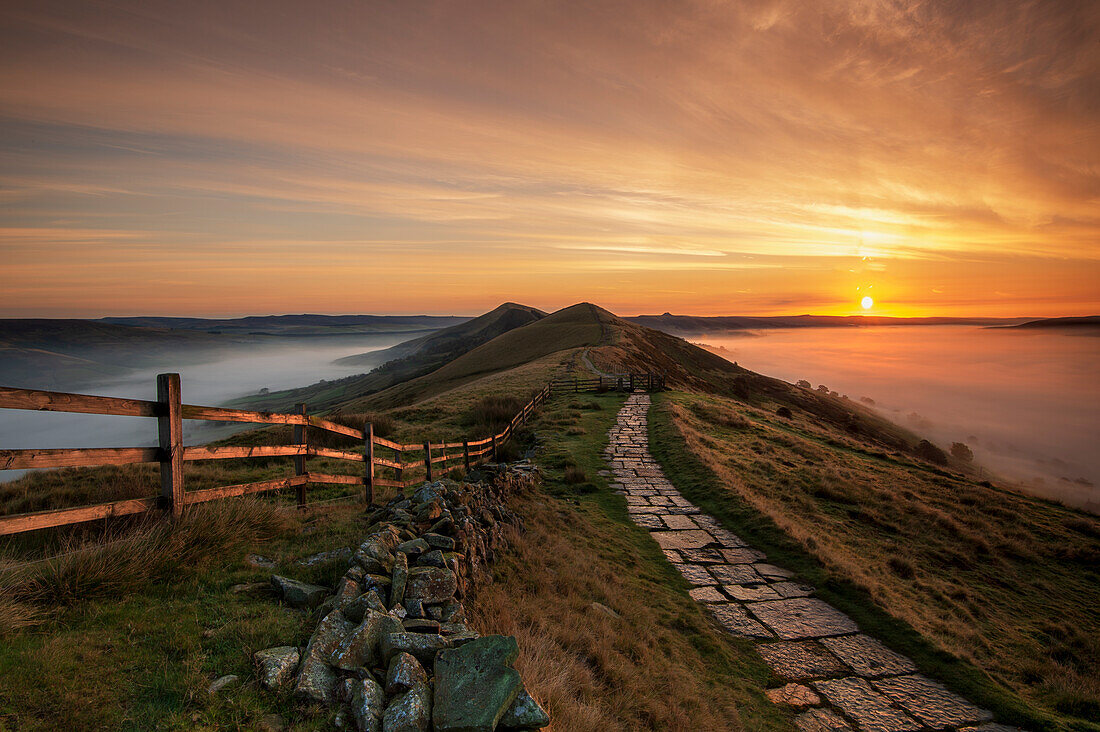 Der Große Bergrücken mit einem atemberaubenden Sonnenaufgang, Mam Tor, Edale, Peak District, Derbyshire, England, Vereinigtes Königreich, Europa