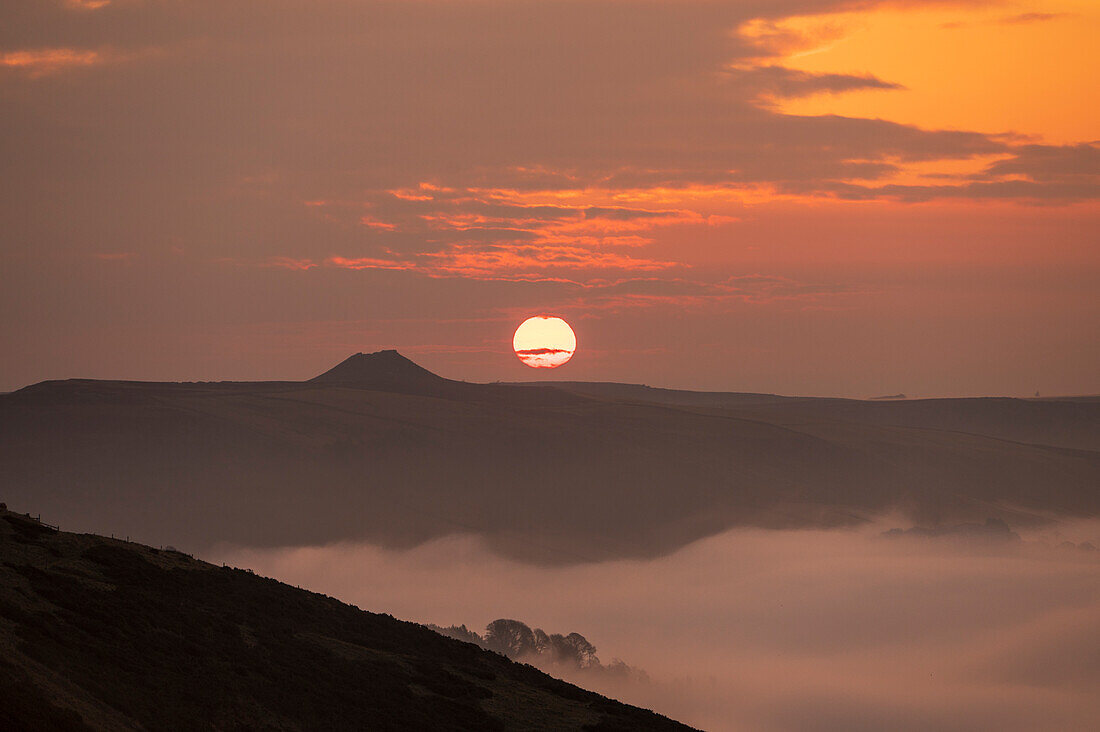 Sonnenaufgang mit Blick auf Win Hill mit Blick über das wolkenverhangene Tal von Edale, Peak District, Derbyshire, England, Vereinigtes Königreich, Europa