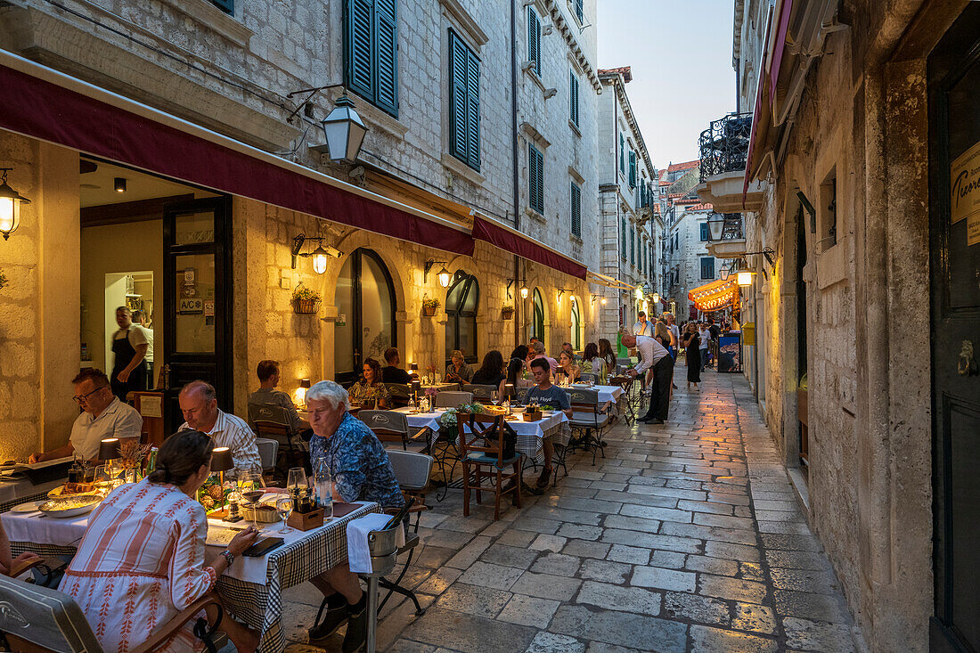 Menschen beim Essen in der Altstadt von Dubrovnik, Dalmatinische Küste, Kroatien, Europa