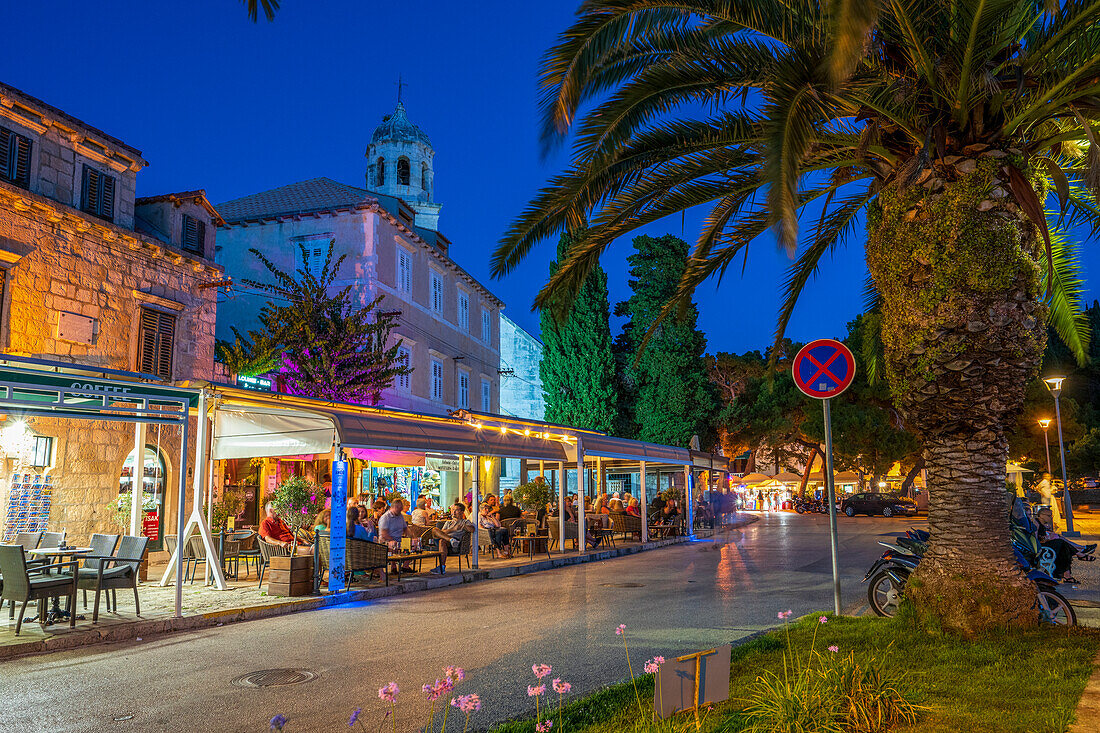 Blick auf Restaurants und Kirche in der Abenddämmerung, Cavtat an der Adria, Cavtat, Dubrovnik Riviera, Kroatien, Europa