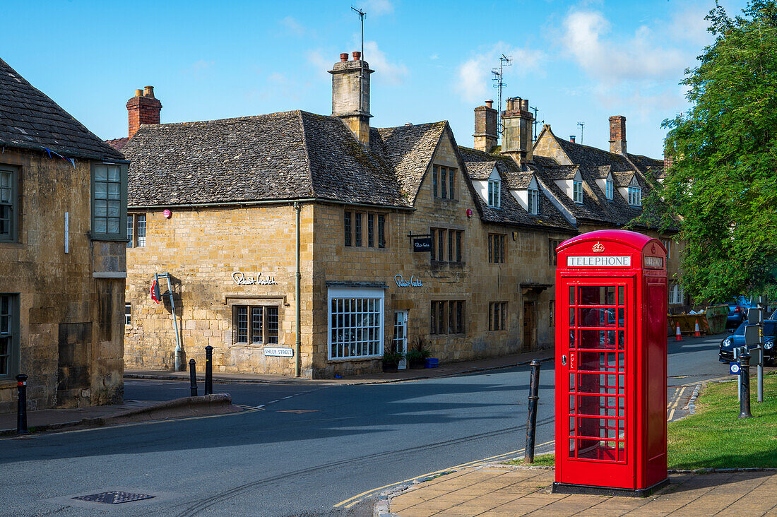Rote Telefonzelle auf der High Street, Chipping Campden, Cotswolds, Gloucestershire, England, Vereinigtes Königreich, Europa