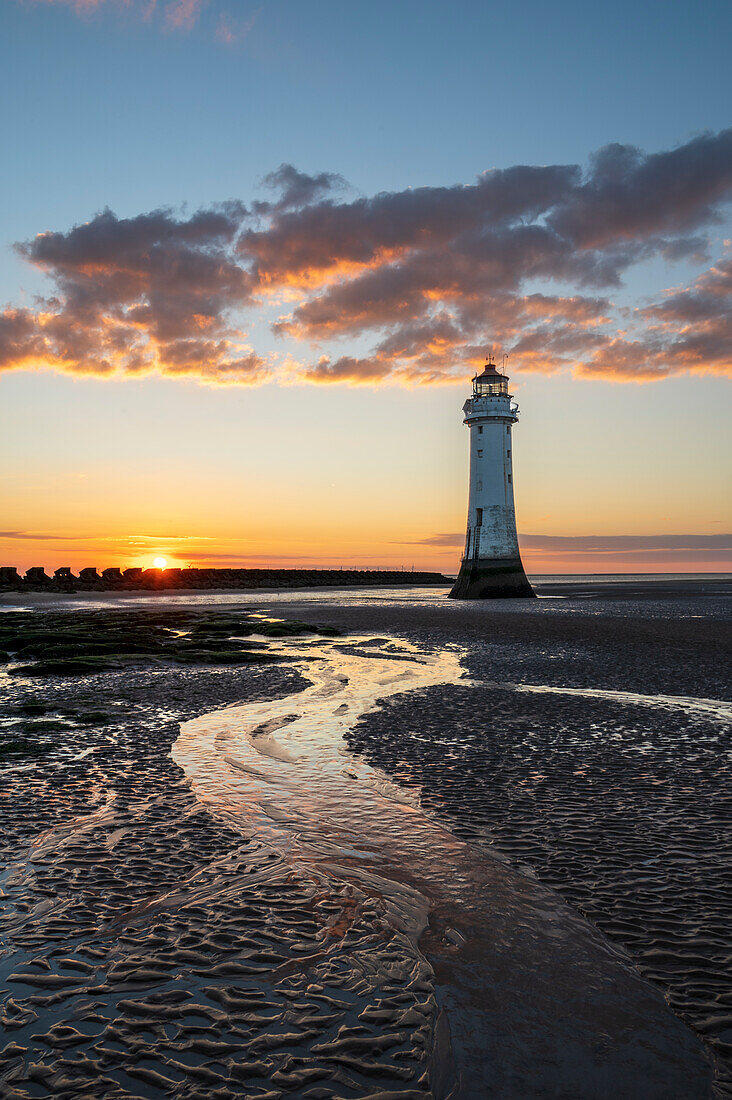 Leuchtturm Perch Rock spiegelt sich in den Sandwellen, The Wirral, New Brighton, Cheshire, England, Vereinigtes Königreich, Europa