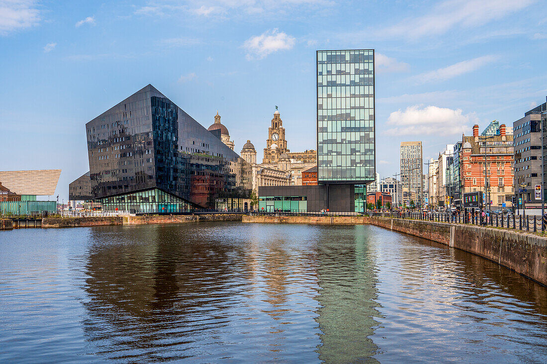 Canning Dock neben dem Albert Dock mit dem Liver Building im Hintergrund, Liverpool, Merseyside, England, Vereinigtes Königreich, Europa