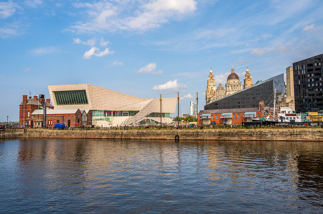 Museum of Liverpool und Liver Building an der Pierhead, Liverpool, Merseyside, England, Vereinigtes Königreich, Europa
